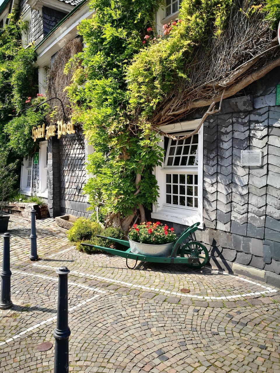 EXTERIOR OF BUILDING BY FOOTPATH