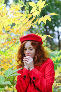 Young happy woman with red hair, freckles, blue eyes in beret in autumn park, smiling. lifestyle