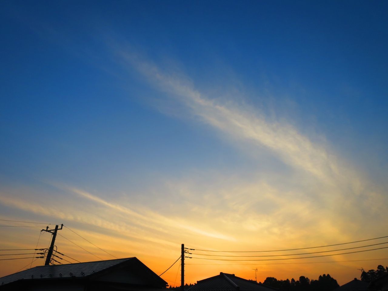 LOW ANGLE VIEW OF SILHOUETTE BUILDINGS AGAINST SKY AT SUNSET