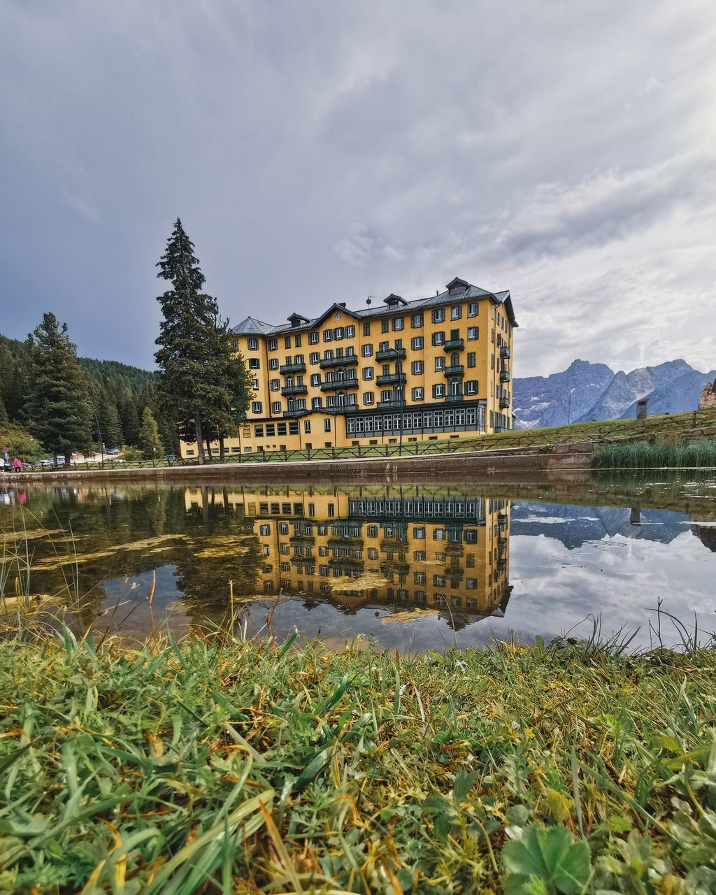 SCENIC VIEW OF LAKE WITH REFLECTION AGAINST SKY