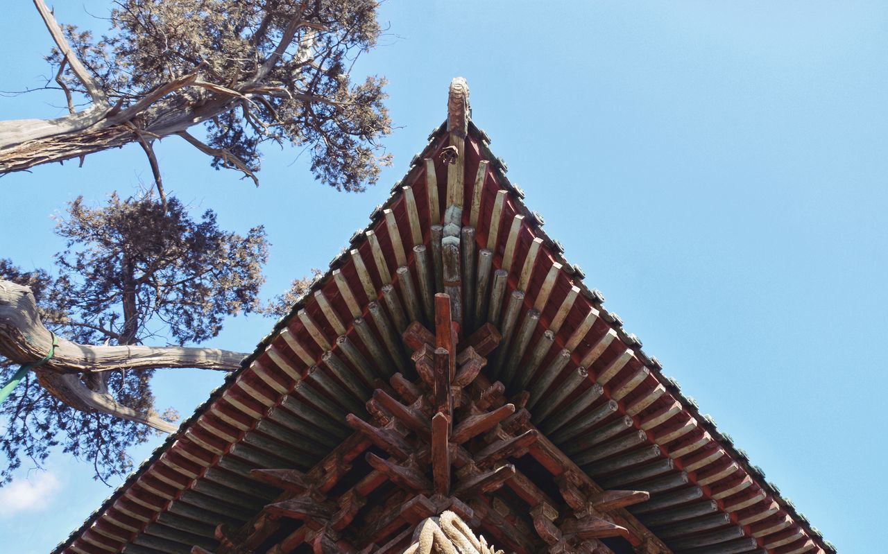 LOW ANGLE VIEW OF TRADITIONAL BUILDING AGAINST CLEAR SKY