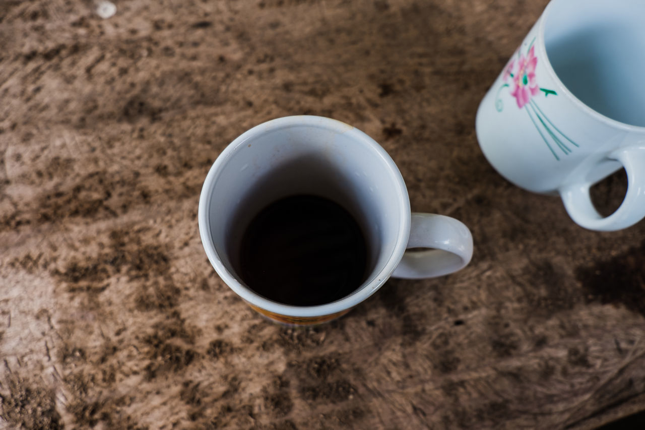 HIGH ANGLE VIEW OF COFFEE CUP AND TEA ON TABLE