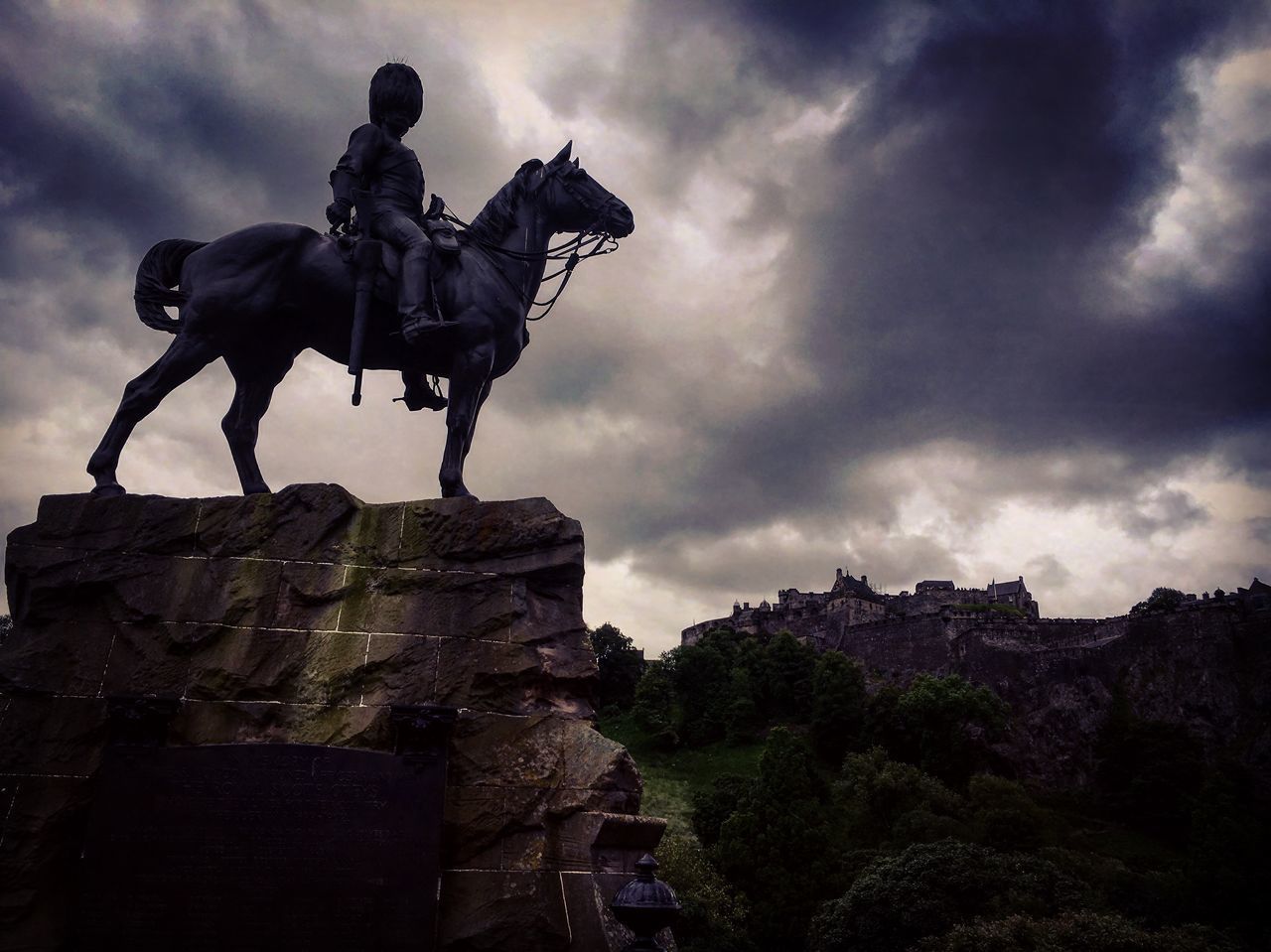 LOW ANGLE VIEW OF STATUE AGAINST SKY