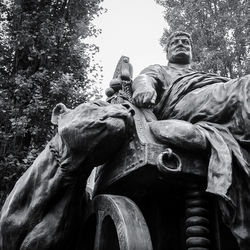 statue
