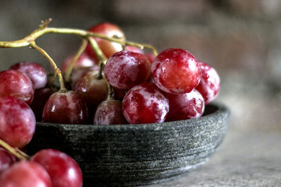 Close-up of red grapes in bowl on table