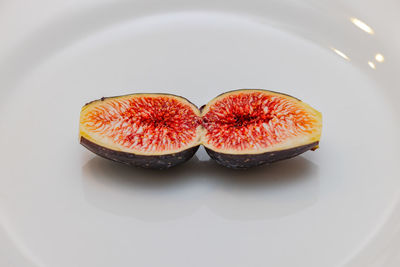 One sliced fig on a plate