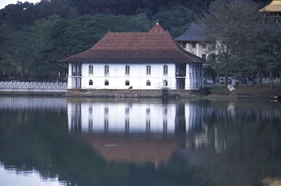 Temple of the tooth by kandy lake