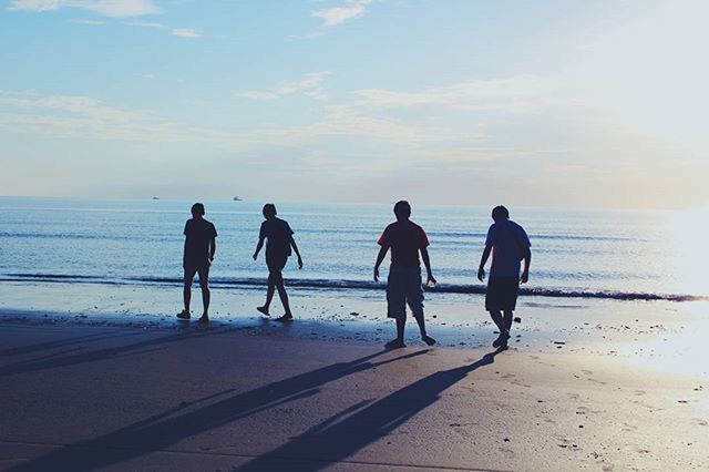 sea, beach, water, horizon over water, togetherness, lifestyles, leisure activity, men, shore, sky, person, sunset, bonding, walking, full length, vacations, silhouette, rear view
