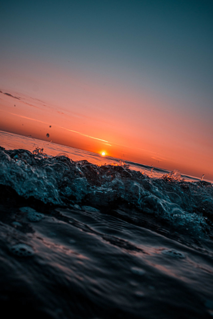 SCENIC VIEW OF SEA AGAINST SKY AT SUNSET