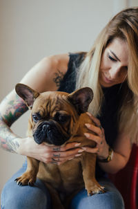 Bulldog poses with a tattooed girl.