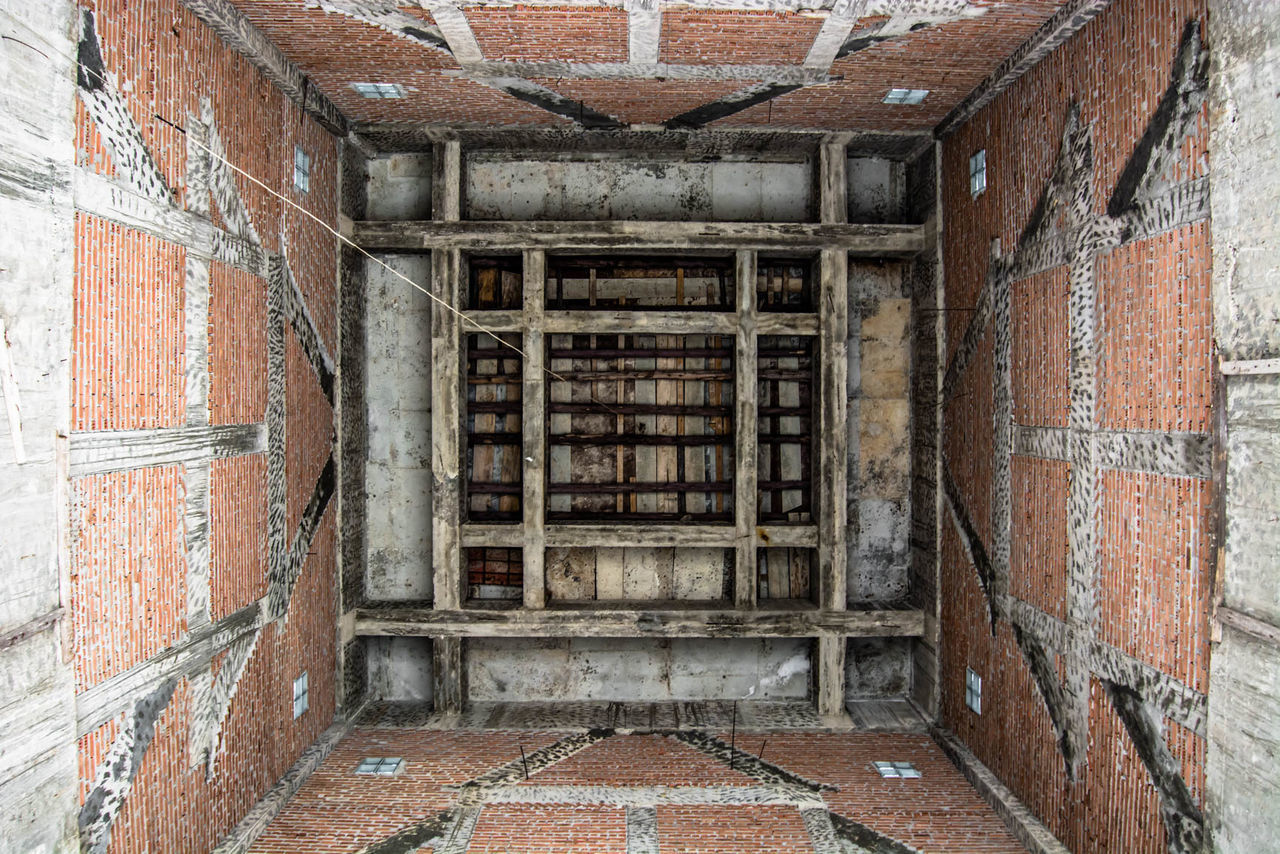 CLOSE-UP OF BRICK WALL