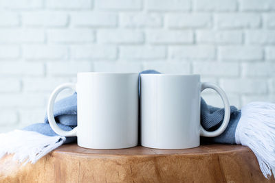 white mugs with