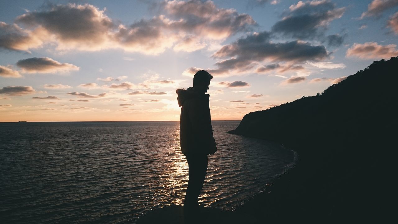 water, silhouette, sky, sea, sunset, standing, cloud - sky, horizon over water, tranquil scene, scenics, tranquility, cloud, lifestyles, beauty in nature, leisure activity, nature, men, rock - object