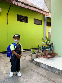Kids first time school and always use mask safe him