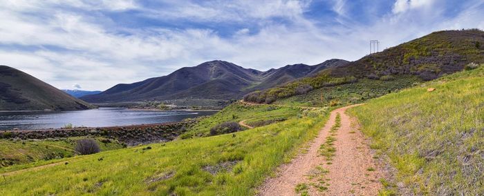 Deer creek reservoir by mount timpanogos in utah county, united states. hiking views