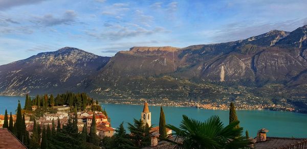 Panoramic view of lake and mountains against sky