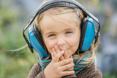 Close-up portrait of cute girl smiling outdoors