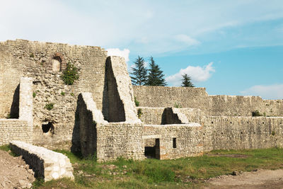 Old ruin building against sky