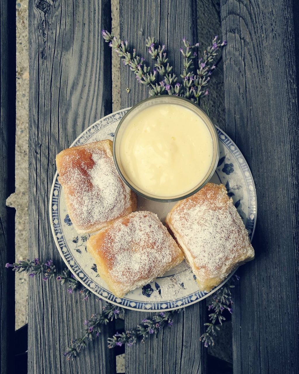 HIGH ANGLE VIEW OF BREAD IN PLATE