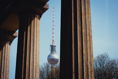 Der berliner fernsehturm zwischen zwei alten säulen. 