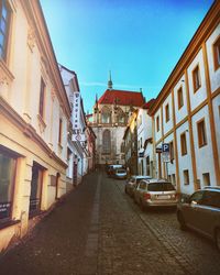 Narrow walkway along buildings