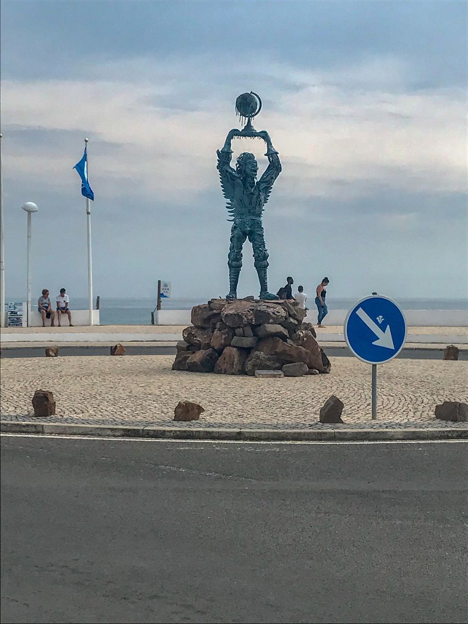 STATUE OF PEOPLE ON BEACH