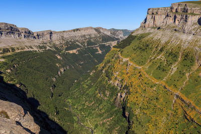 Panoramic senda de los cazadores in ordesa monte perdido national park in huesca