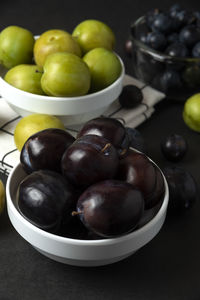 High angle view of grapes in bowl on table