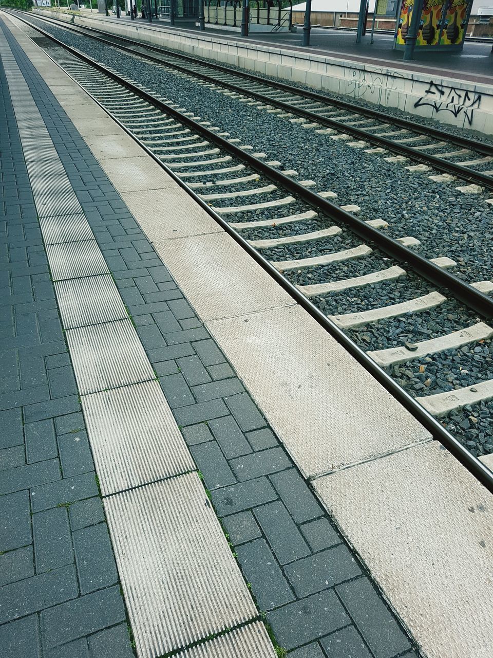 HIGH ANGLE VIEW OF RAILROAD STATION PLATFORM IN CITY