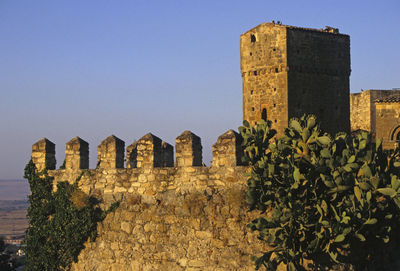 Old ruin building against sky