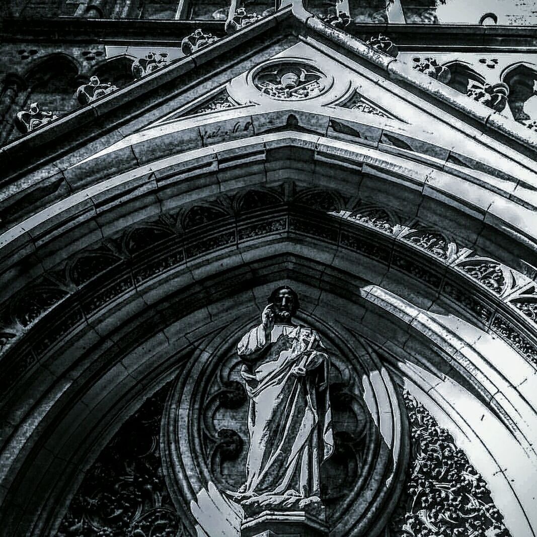 LOW ANGLE VIEW OF STATUE IN THE FACADE