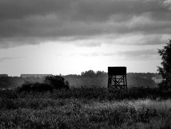 Scenic view of grassy field against cloudy sky