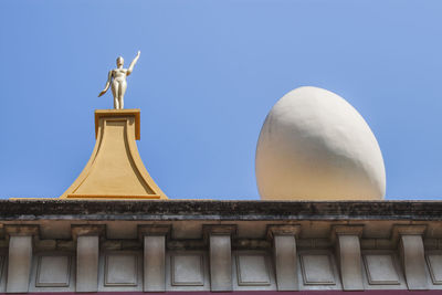 Salvador dalí theatre museum in figueres, spain, europe. façade with giant eggs and golden figures.