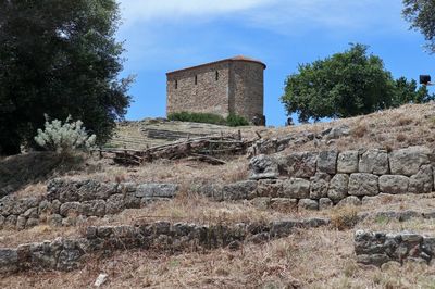 Old ruin building against sky