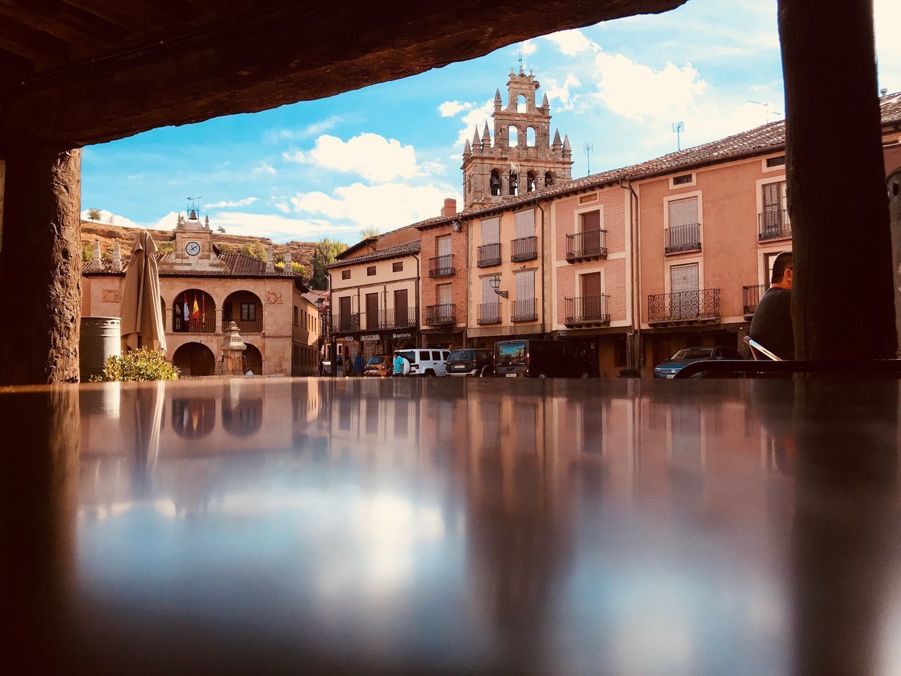 REFLECTION OF BUILDINGS ON WATER IN CITY