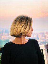 Beautiful woman standing against cityscape