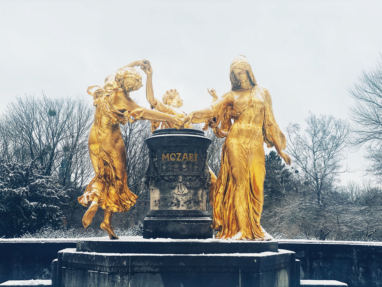 LOW ANGLE VIEW OF STATUE AGAINST SKY