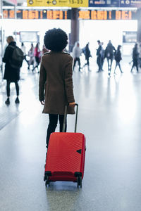 Young tourist woman going for vacation trip