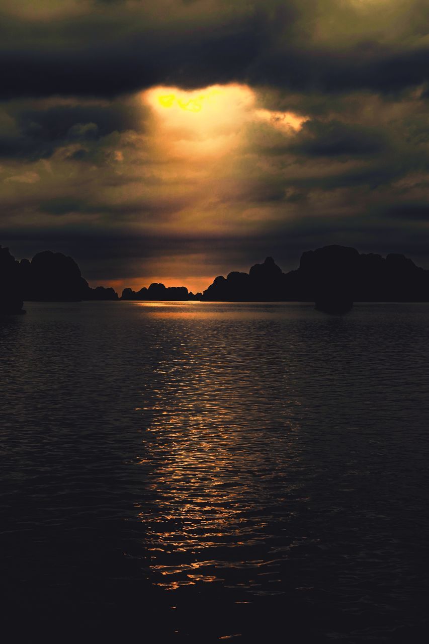 SCENIC VIEW OF SEA AGAINST SUNSET SKY