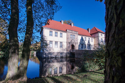 Trees and buildings against blue sky, schloss strünkede