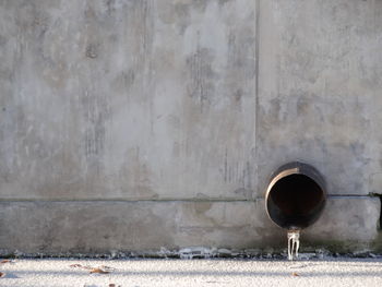 Concrete wall with drainage pipe