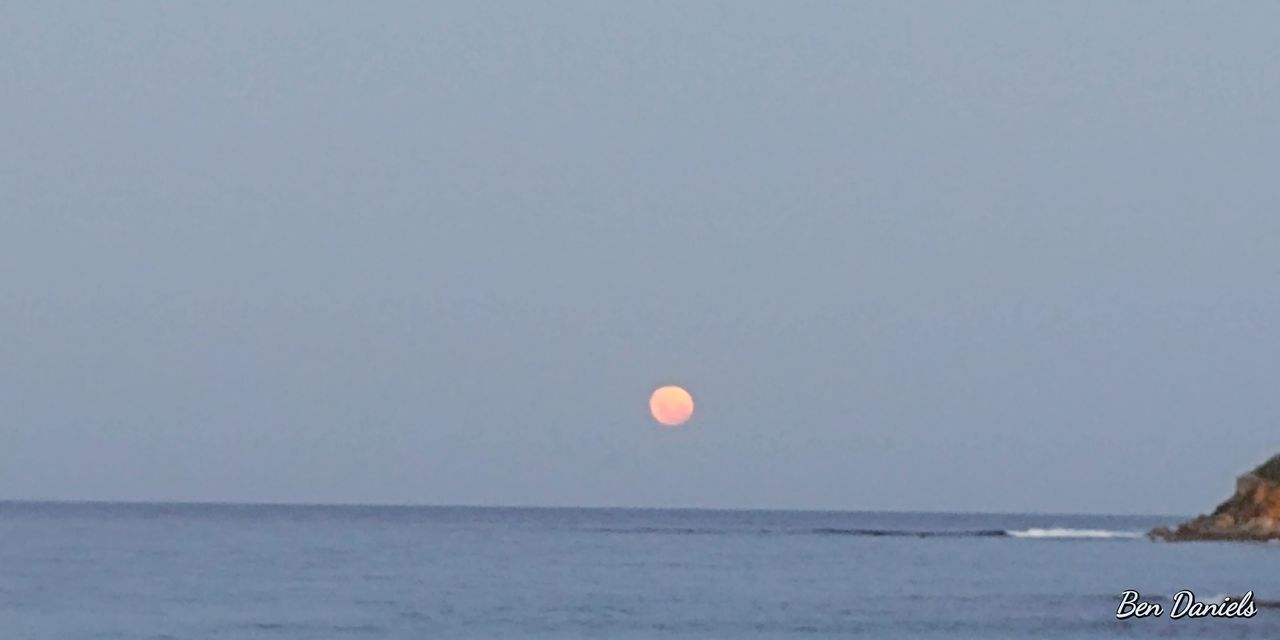 SCENIC VIEW OF SEA AGAINST CLEAR SKY AT NIGHT