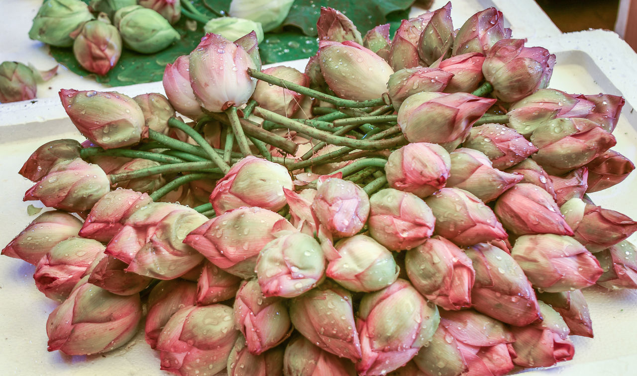 HIGH ANGLE VIEW OF FRESH VEGETABLES FOR SALE AT MARKET STALL