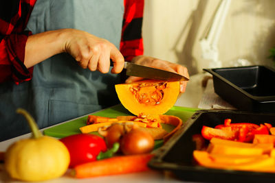 Midsection of man preparing food in kitchen