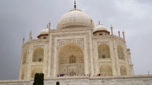 Closer view of historical taj mahal against the sky