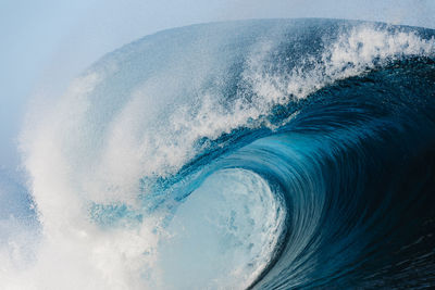 Heavy wave splashing on shore