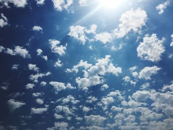 Low angle view of sun shining in sky