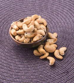 Cashews in bowl on mat