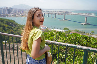 Girl with the terceira ponte bridge that unites the city of vila velha to vitoria, brazil