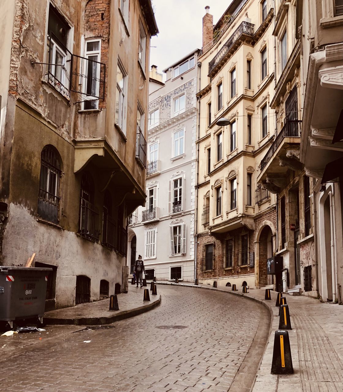 NARROW STREET BETWEEN BUILDINGS